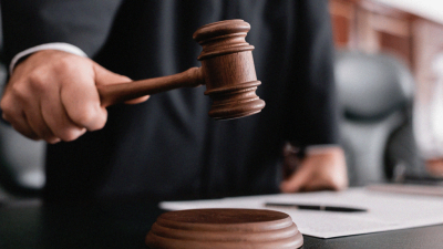 Житель Шымкента разбил лобовое стекло авто ради видео и оказался в суде
