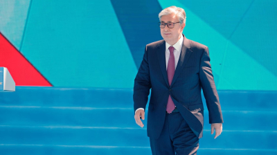 Токаев наградил около тысячи казахстанцев ко Дню Республики