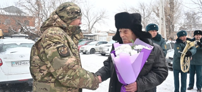 Ветерана поздравили с днем рождения выступлением военного оркестра в Семее