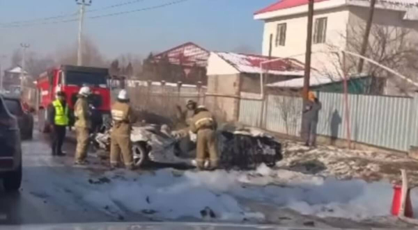 Врезался в столб и опрокинулся: ДТП произошло в селе возле Талгара (ВИДЕО)