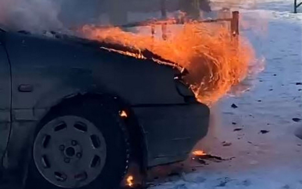 Народный репортер. Во дворе жилого дома сгорел автомобиль