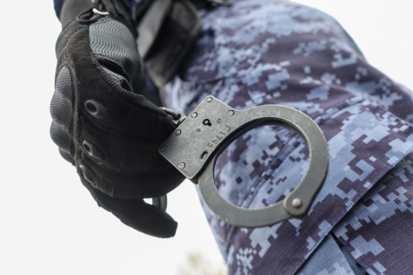 Мужчина начал стрельбу по подростку из окна