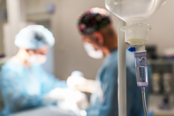 Хирурги пришили мужчине отсеченный бензопилой палец