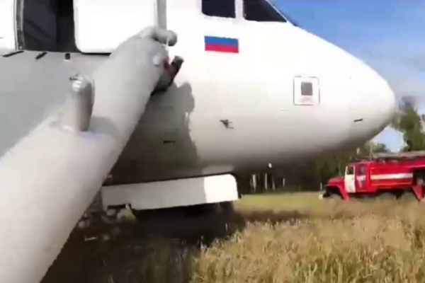 Самолет совершил вынужденную посадку в поле под Новосибирском (ВИДЕО)