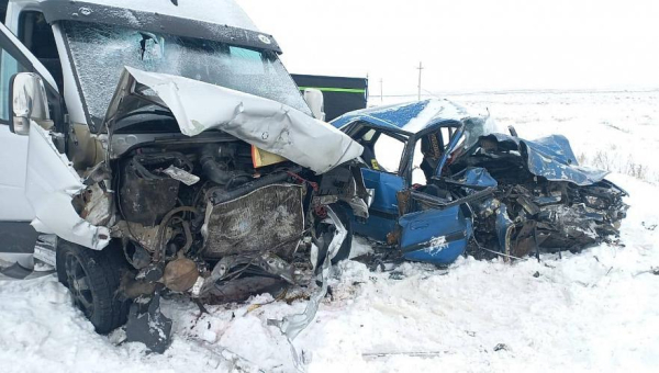 Два человека погибли в результате лобового столкновения двух авто в области Абай