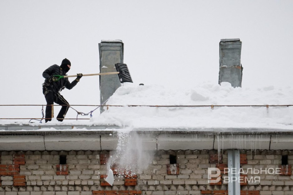 Уборка снега с крыш в Татарстане обернулась травмами для 17 человек за месяц