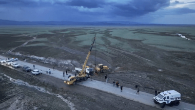 Водой смыло грузовик: автодорогу затопило в Алматинской области