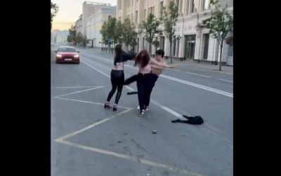 Драка парня с двумя девушками в центре Казани попала на видео