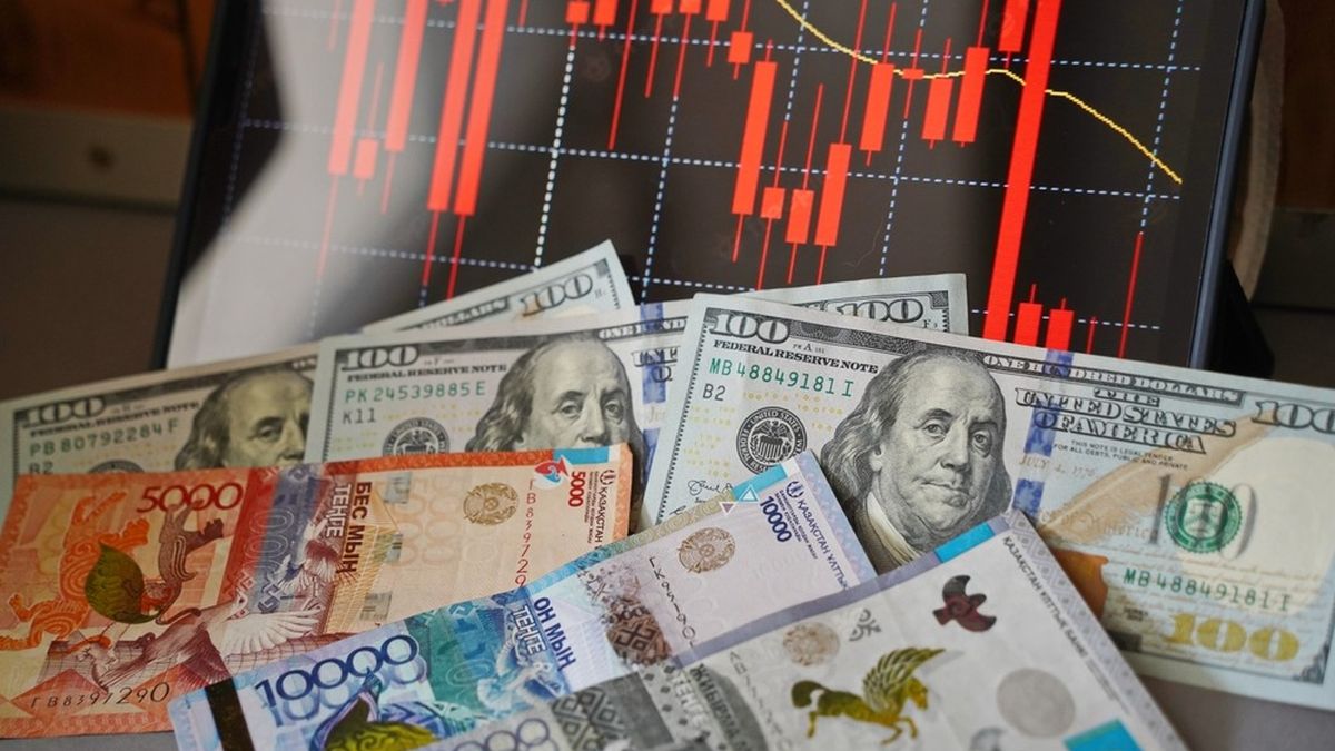 Доллар снова вырос на торгах в Казахстане
