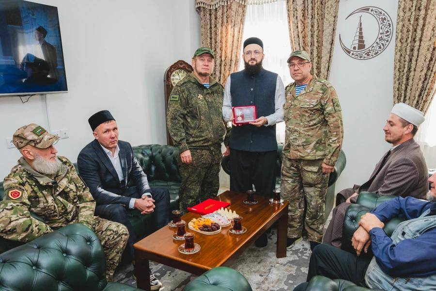 Муфтий Татарстана награжден медалью ВДВ за поддержку участников СВО