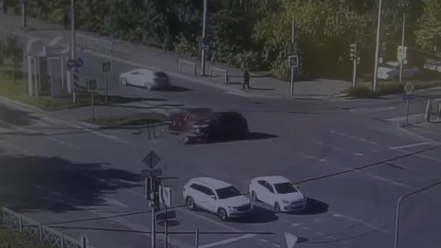 В Казани пенсионерка проехала на «красный» и влетела в другое авто