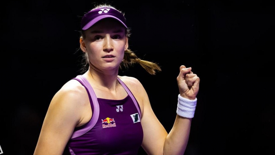 Рыбакина обыграла Швёнтек и вышла в полуфинал WTA Finals в Эр-Рияде