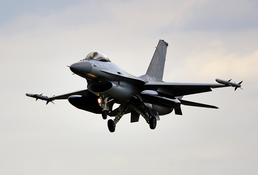 Румынский F-16 уничтожил дрон у газового месторождения в Черном море