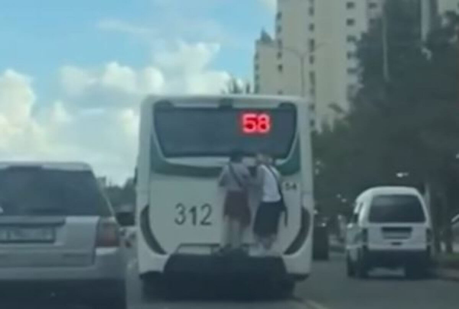 Подростки повисли на автобусе во время движения в Астане (ВИДЕО)